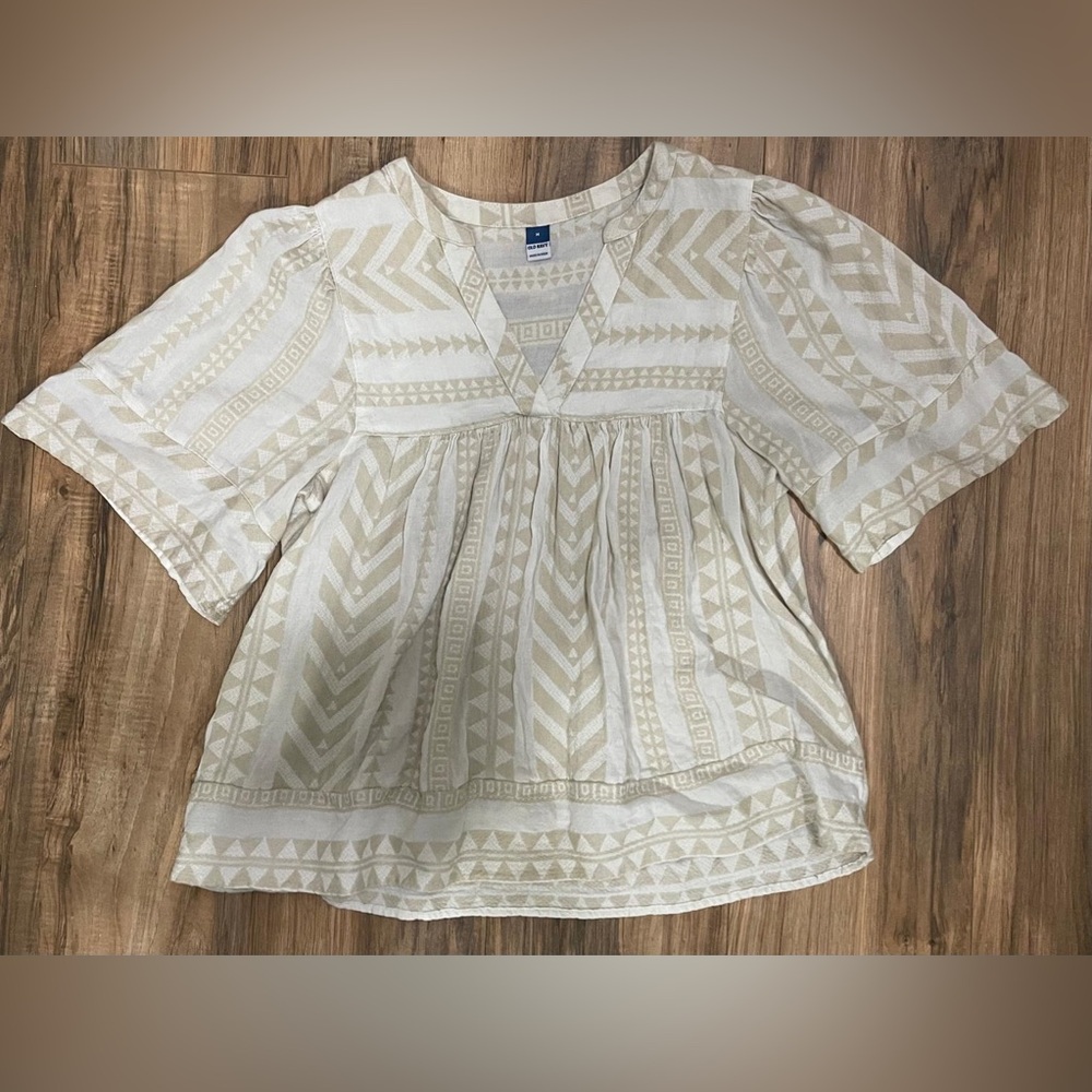 Old Navy Beige Patterned Short-Sleeve V-Neck Blouse - Picture 2 of 4